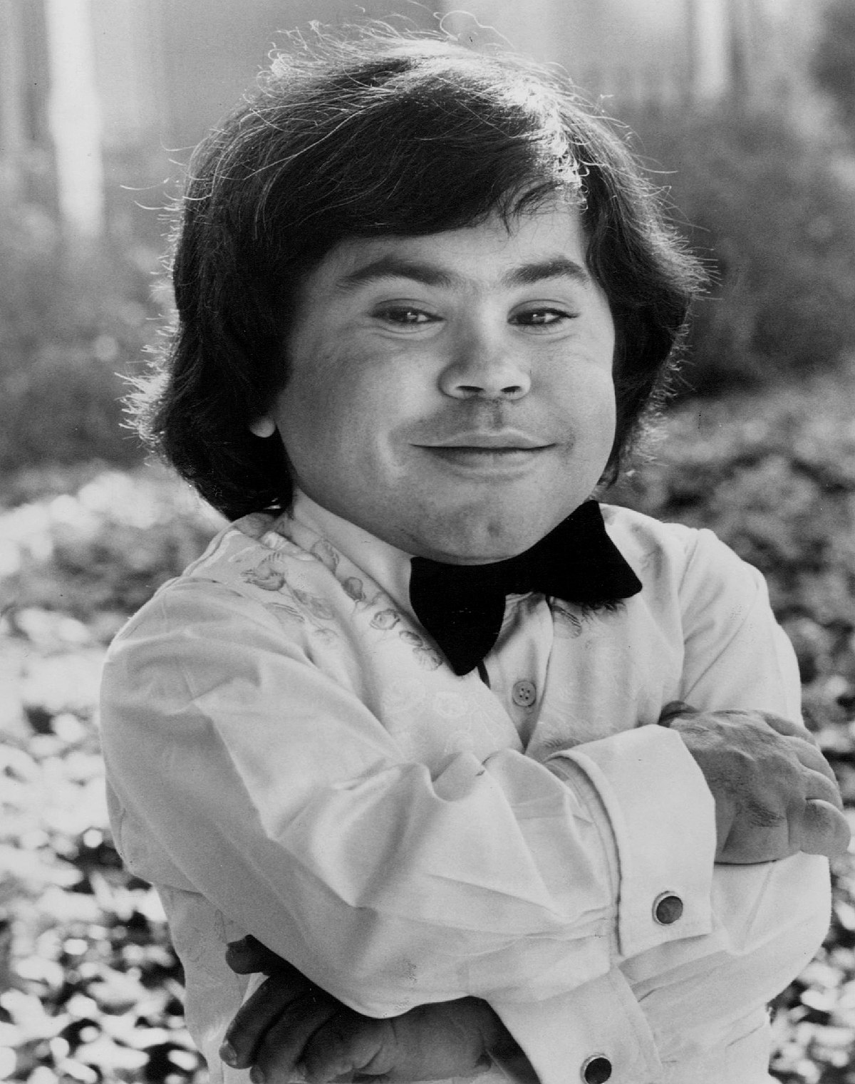 1200px-Herve_Villechaize_1977.jpg