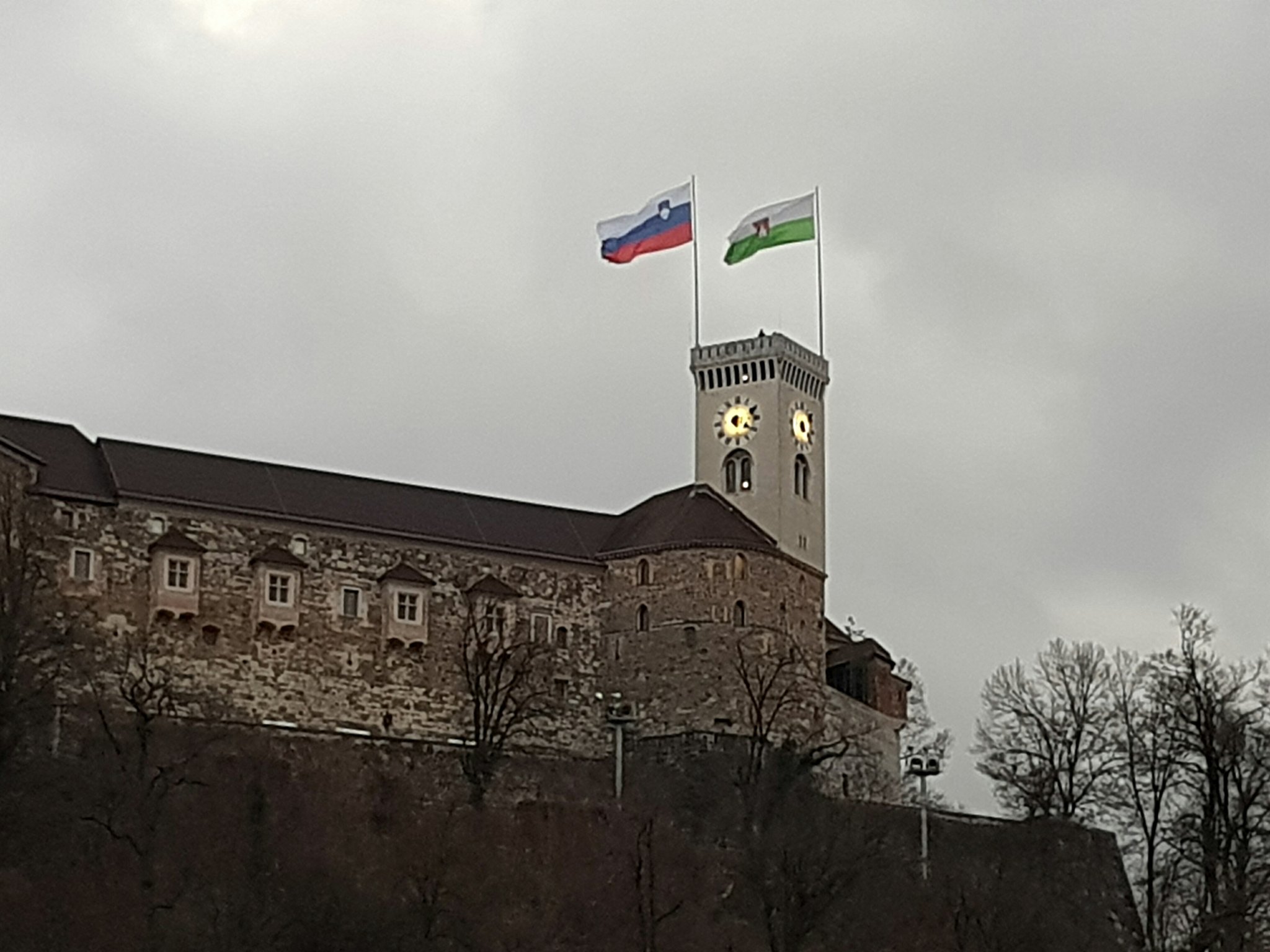 Ljubljanski grad Slovenska zastava.jpg