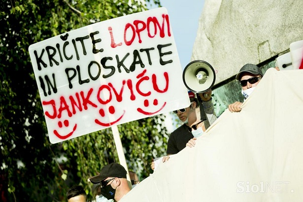 Protesti_ploskanjeJankoviću.jpeg