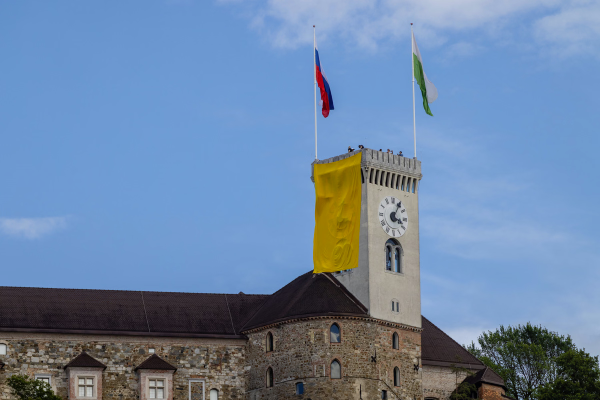 rumena zastava ljubljanski grad.png
