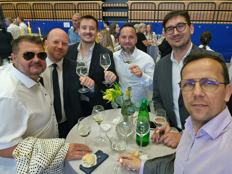 svoboda vino v telovadnici.png