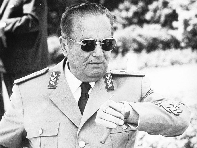 tito gleda na uro.jpg