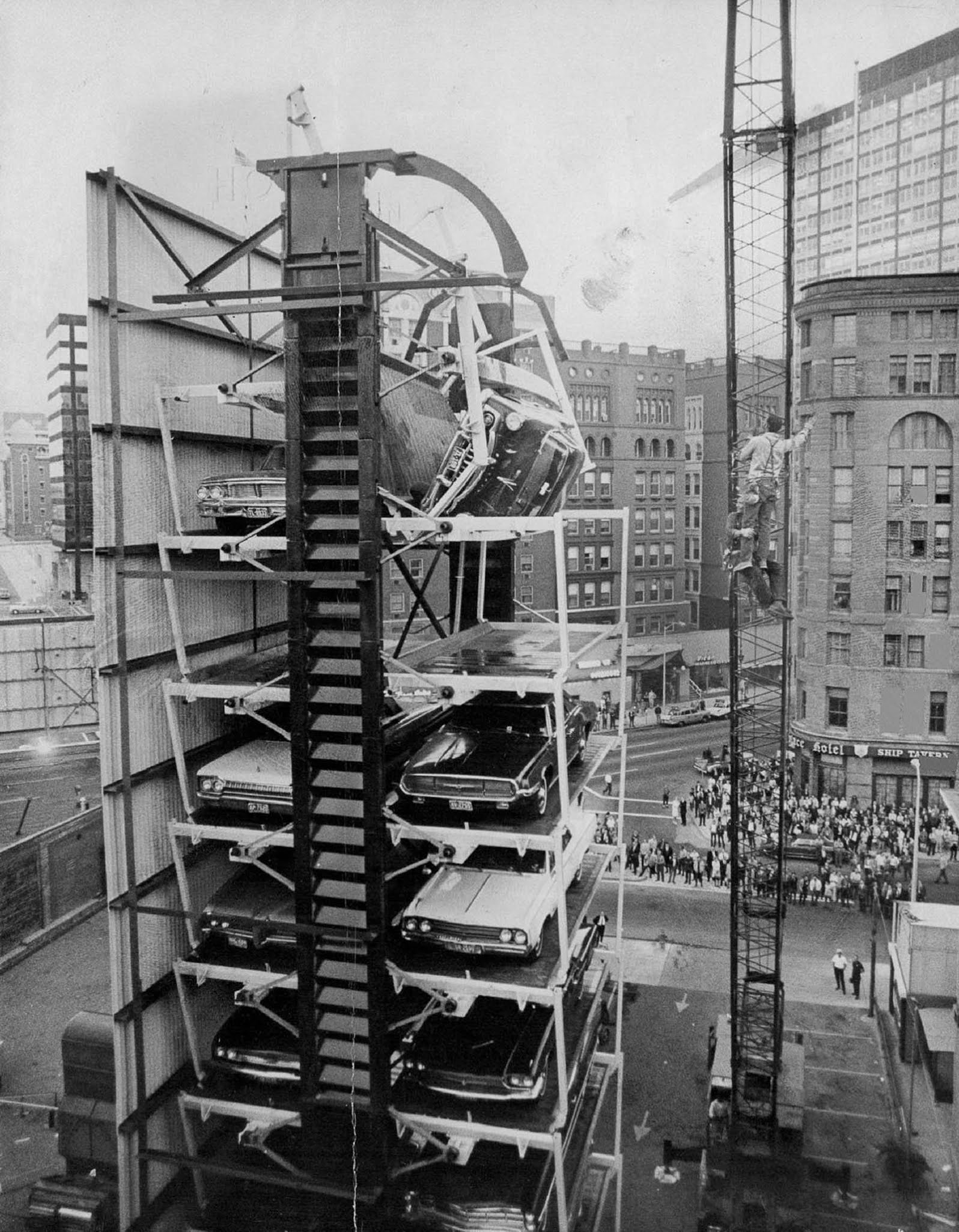 vintage-photographs-of-early-vertical-parking-systems (13).jpg