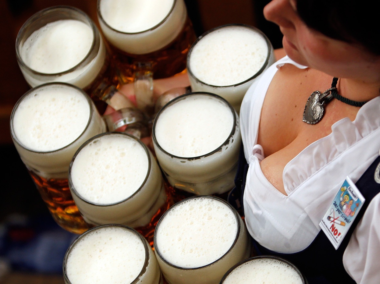 waitress-carries-beer-mugs-in-the-hofbr-uhaus-tent-after-the-opening-of-the-famous-bavarian-ok...jpg